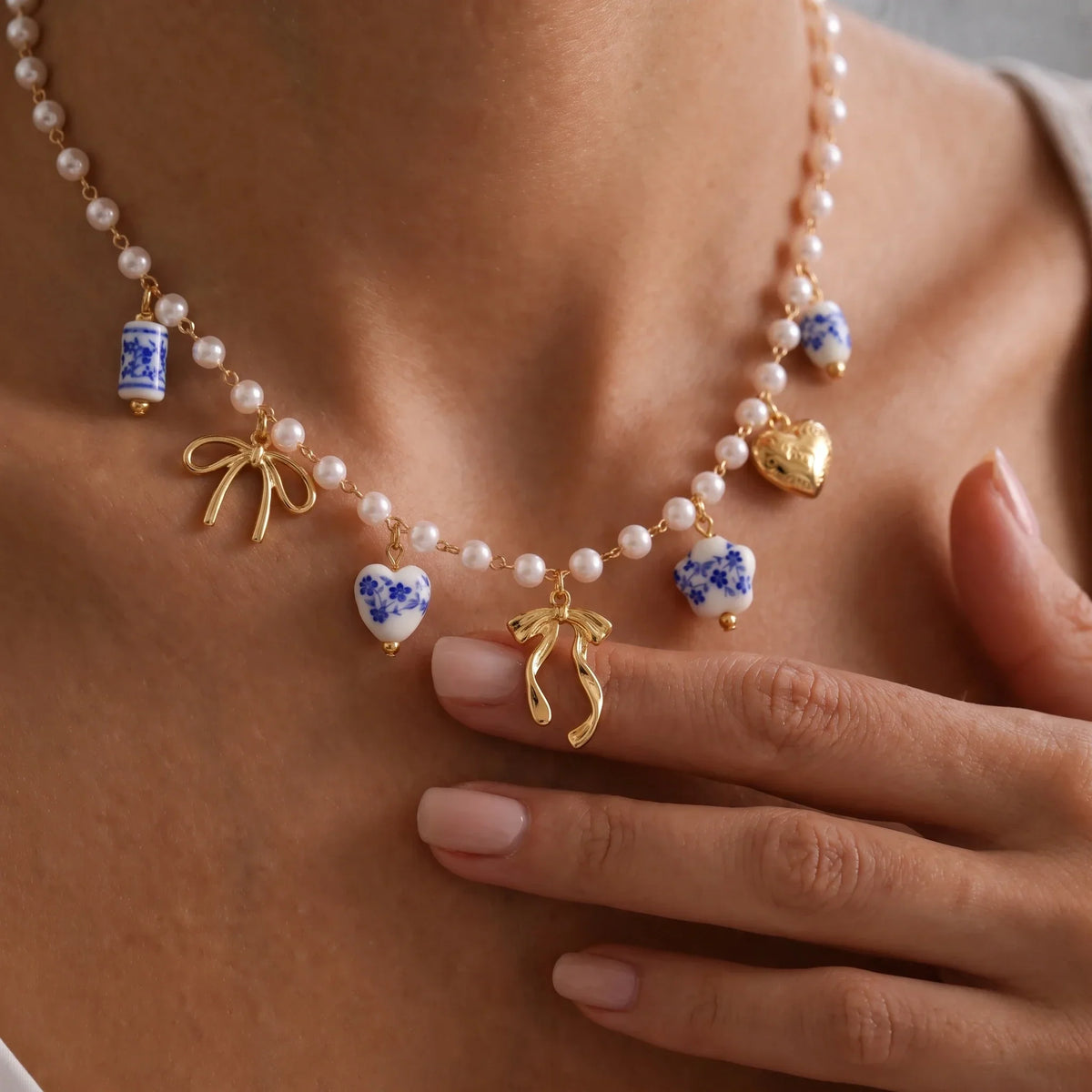 Collana di Perle, Fiocchi e Ceramica