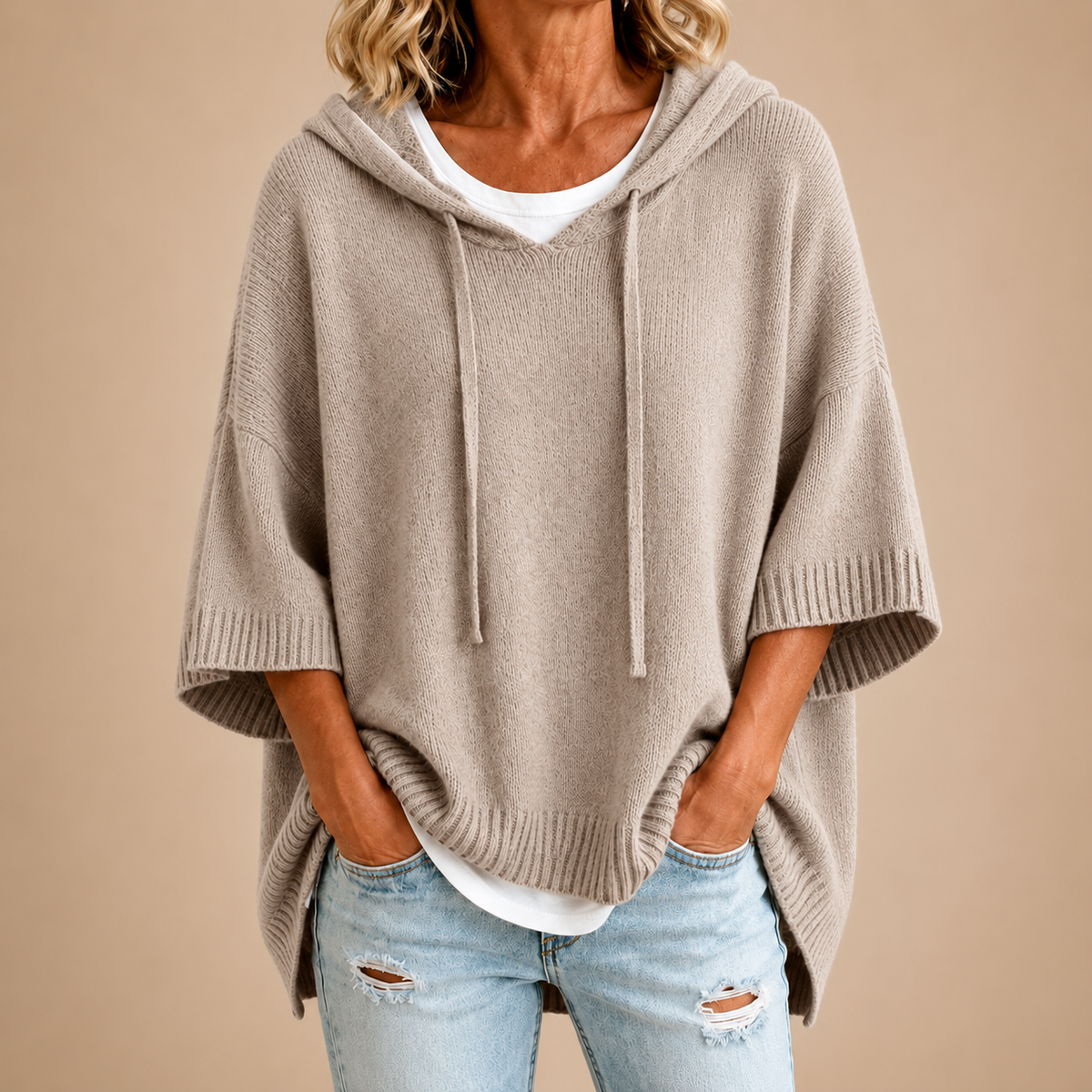 ROBERTA | Poncho in Maglia con Cappuccio Tortora
