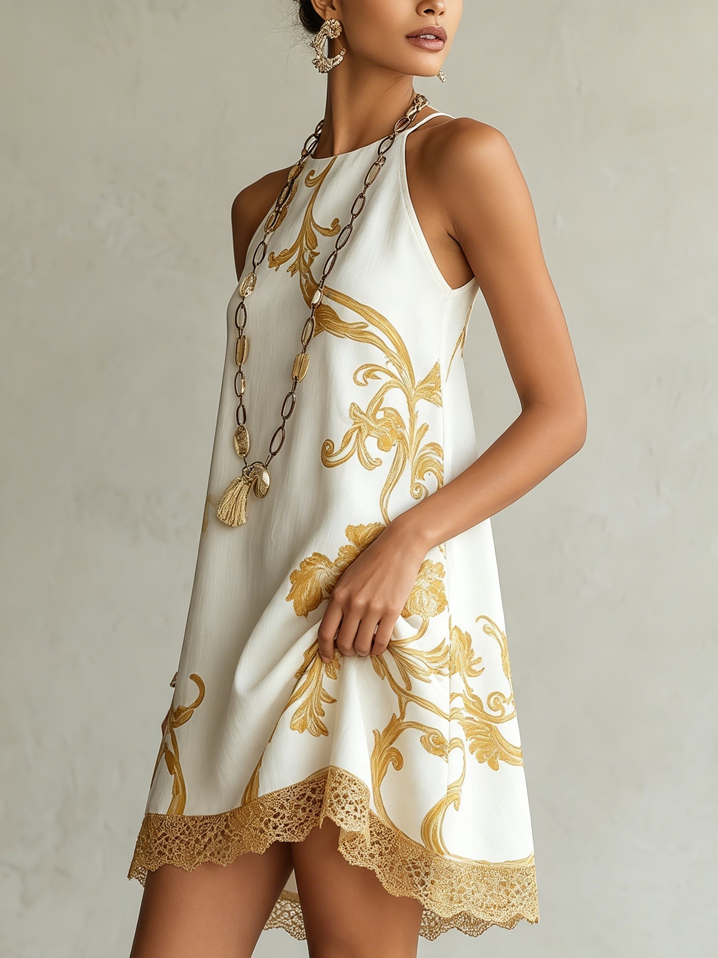ALESSIA™ | Miniabito in pizzo bianco con motivi dorati