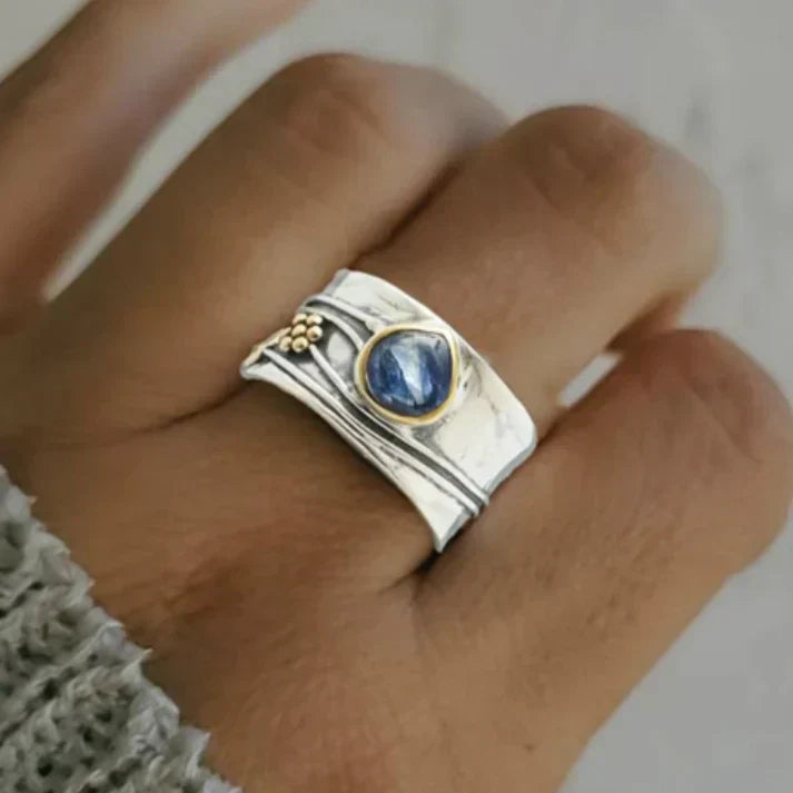 Lauretta | Anello Vintage con Zaffiro Blu in Argento Dorato