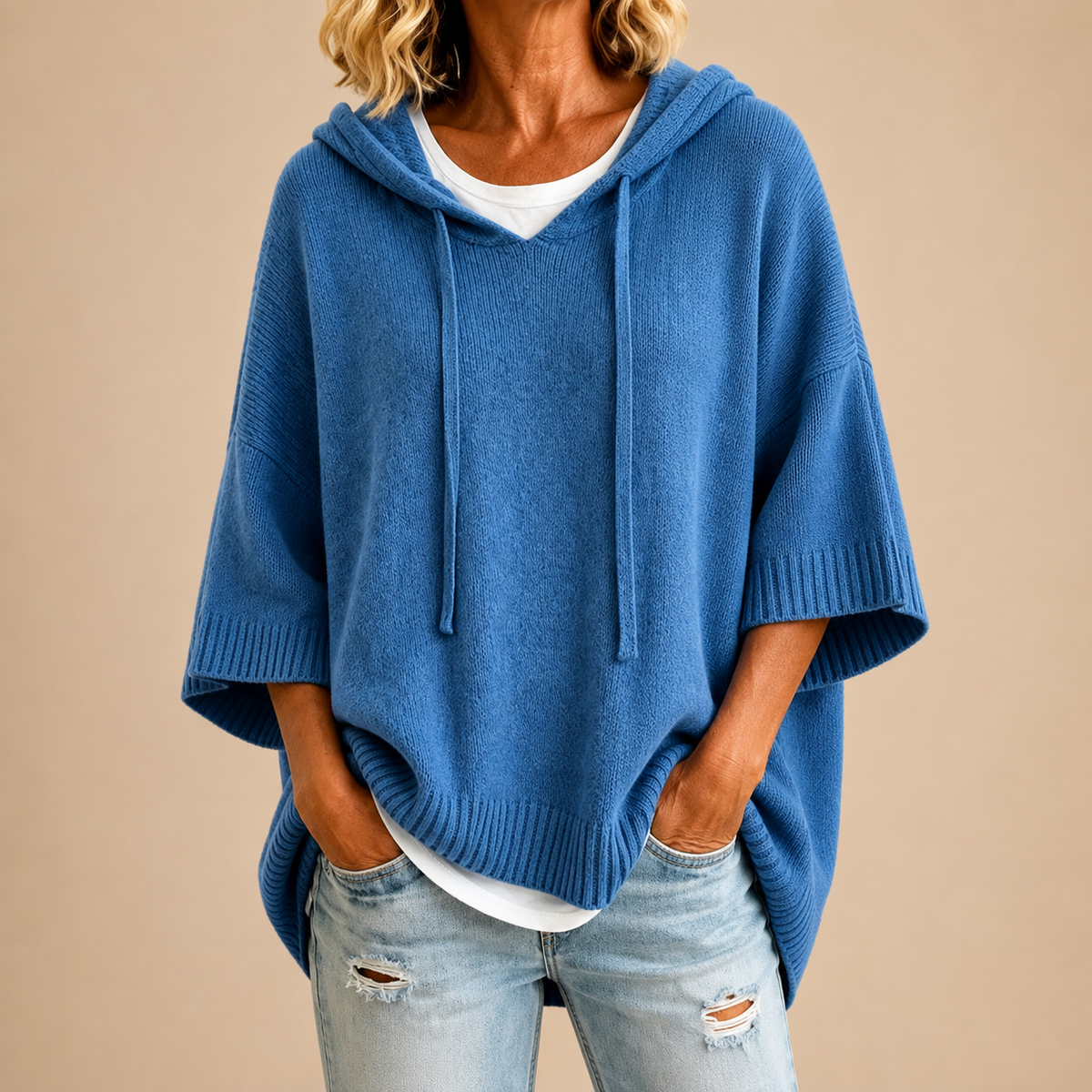 GRETA | Poncho in Maglia con Cappuccio Blu