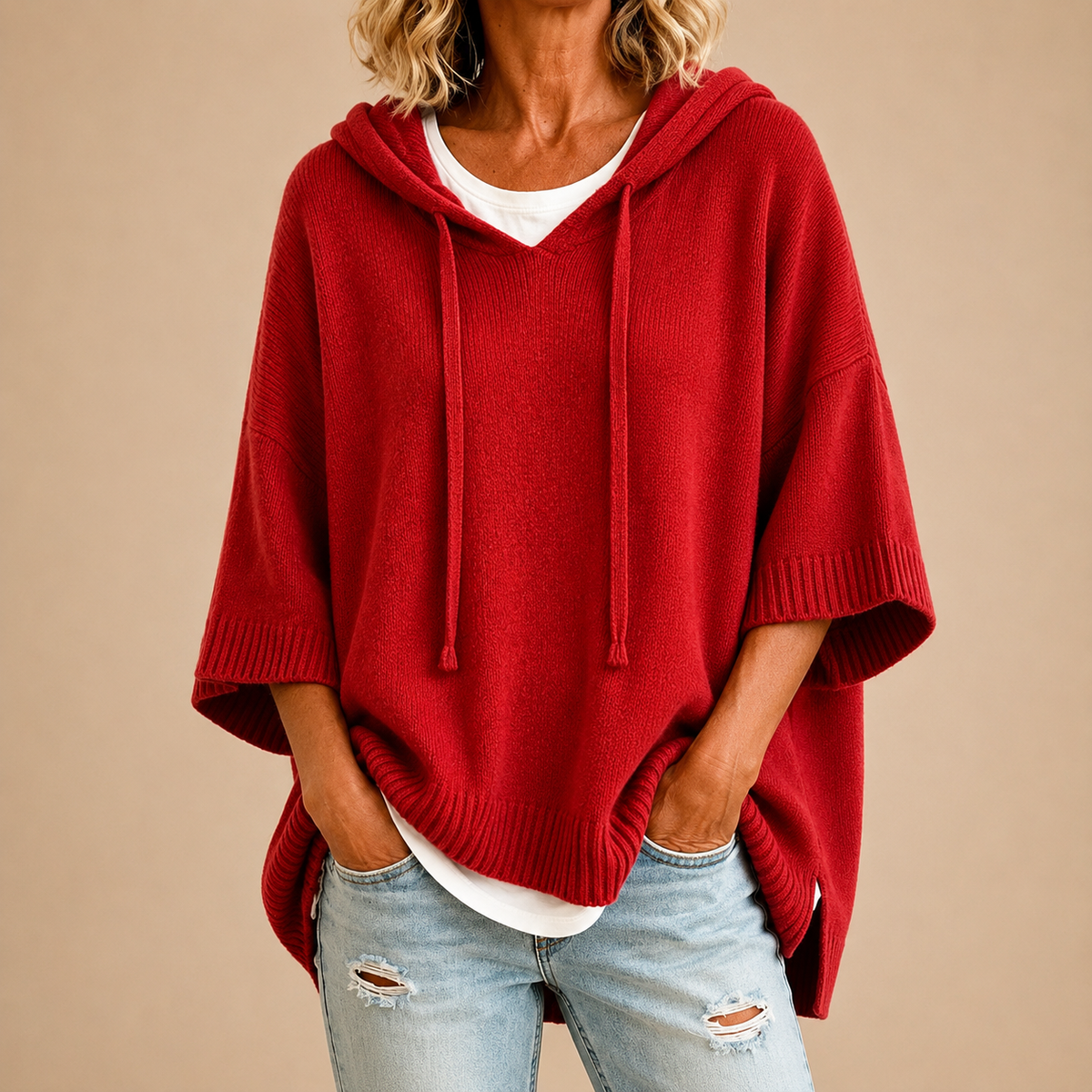 VITTORIA | Poncho in Maglia con Cappuccio Rosso