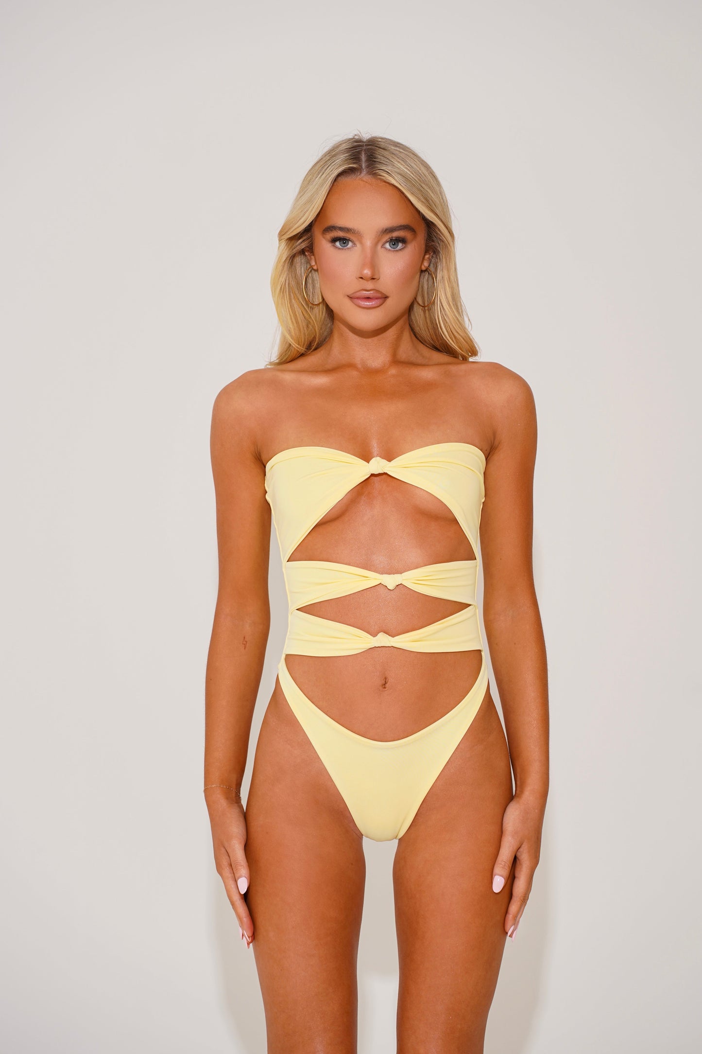 Il costume da bagno con nodo - limone