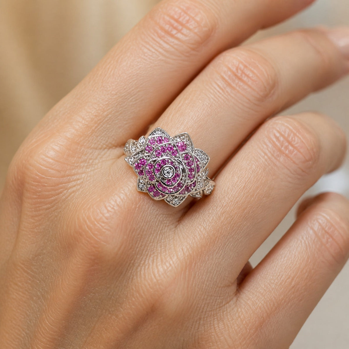 LIVIA | Anello Argentato a Fiore
