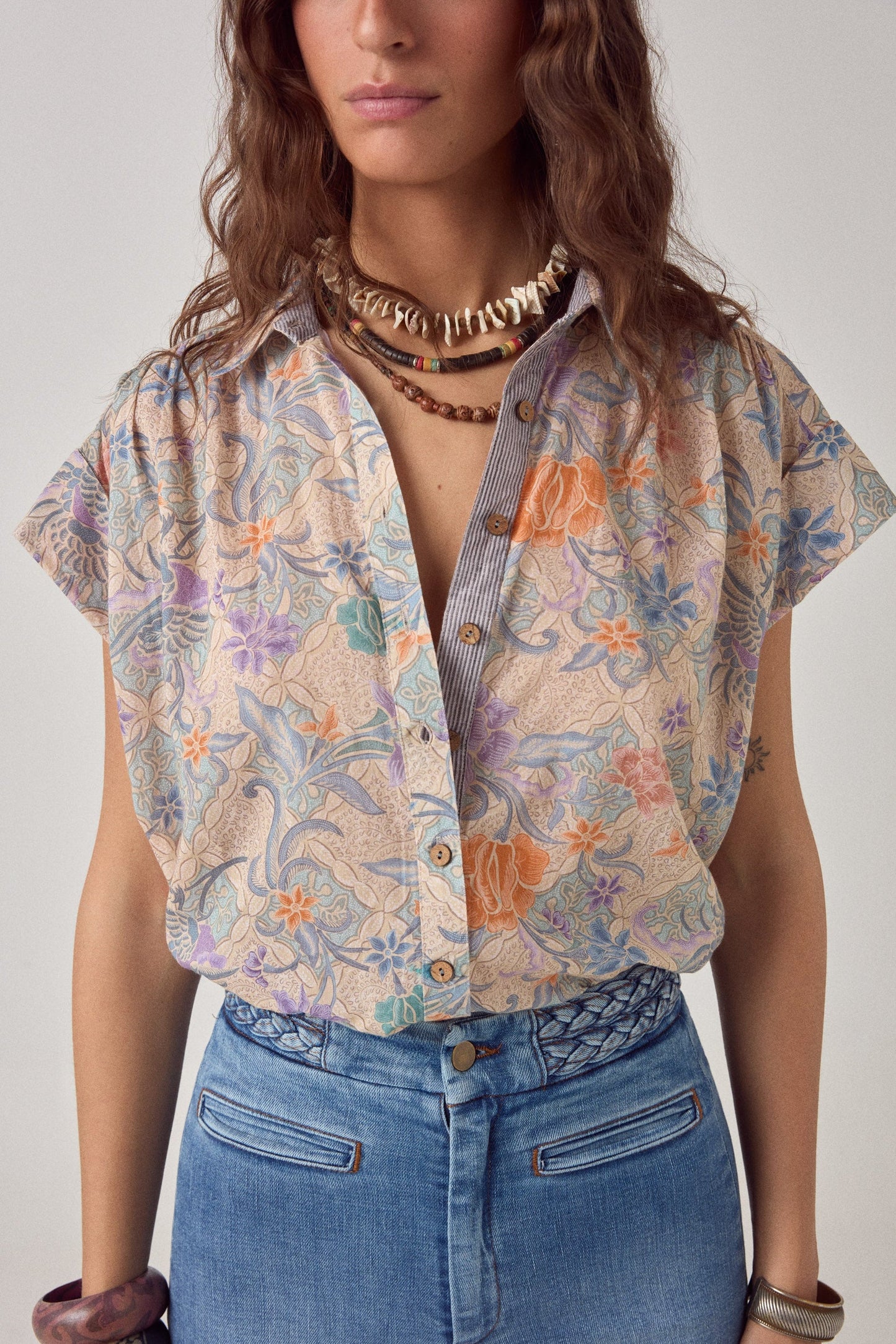 CAMISA FLORA CONTRASTE™