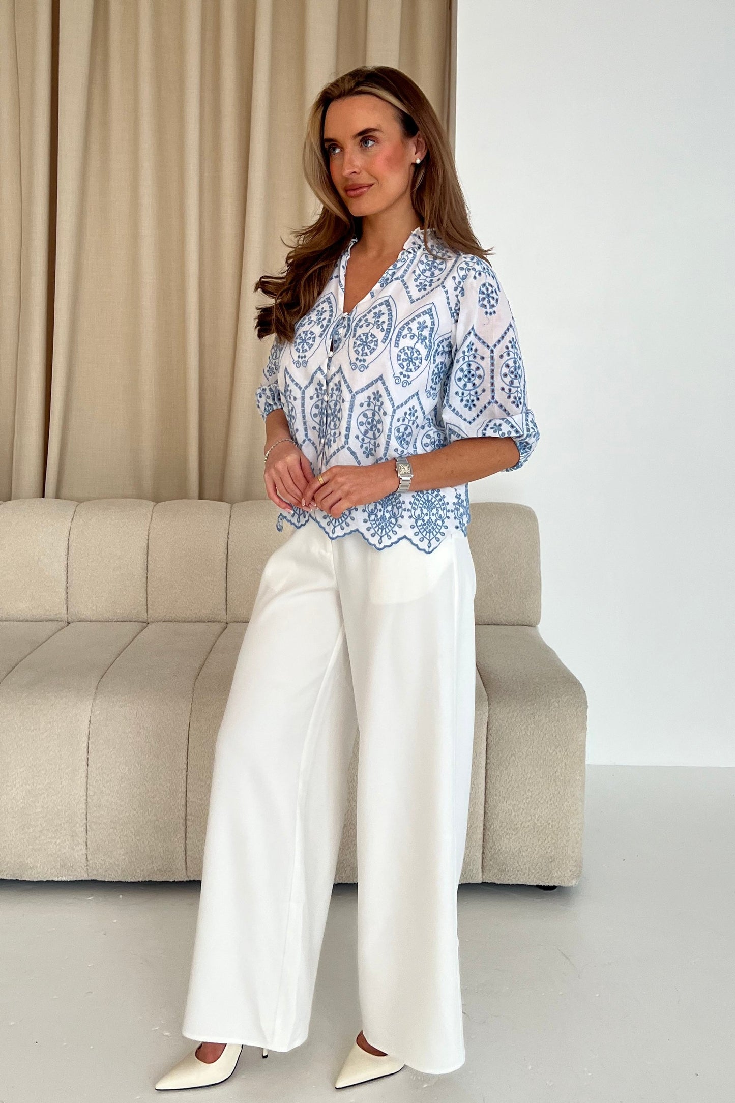 Camicetta Kate in cotone bicolore con scollo a V e ricamo sangallo