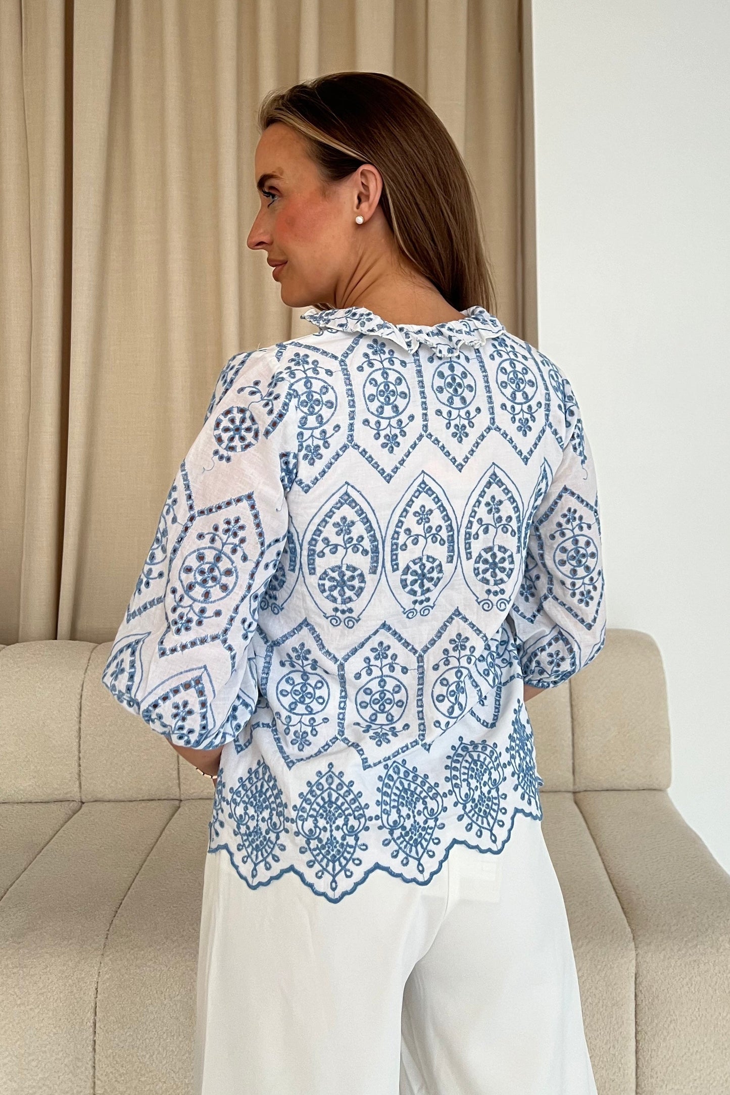 Camicetta Kate in cotone bicolore con scollo a V e ricamo sangallo