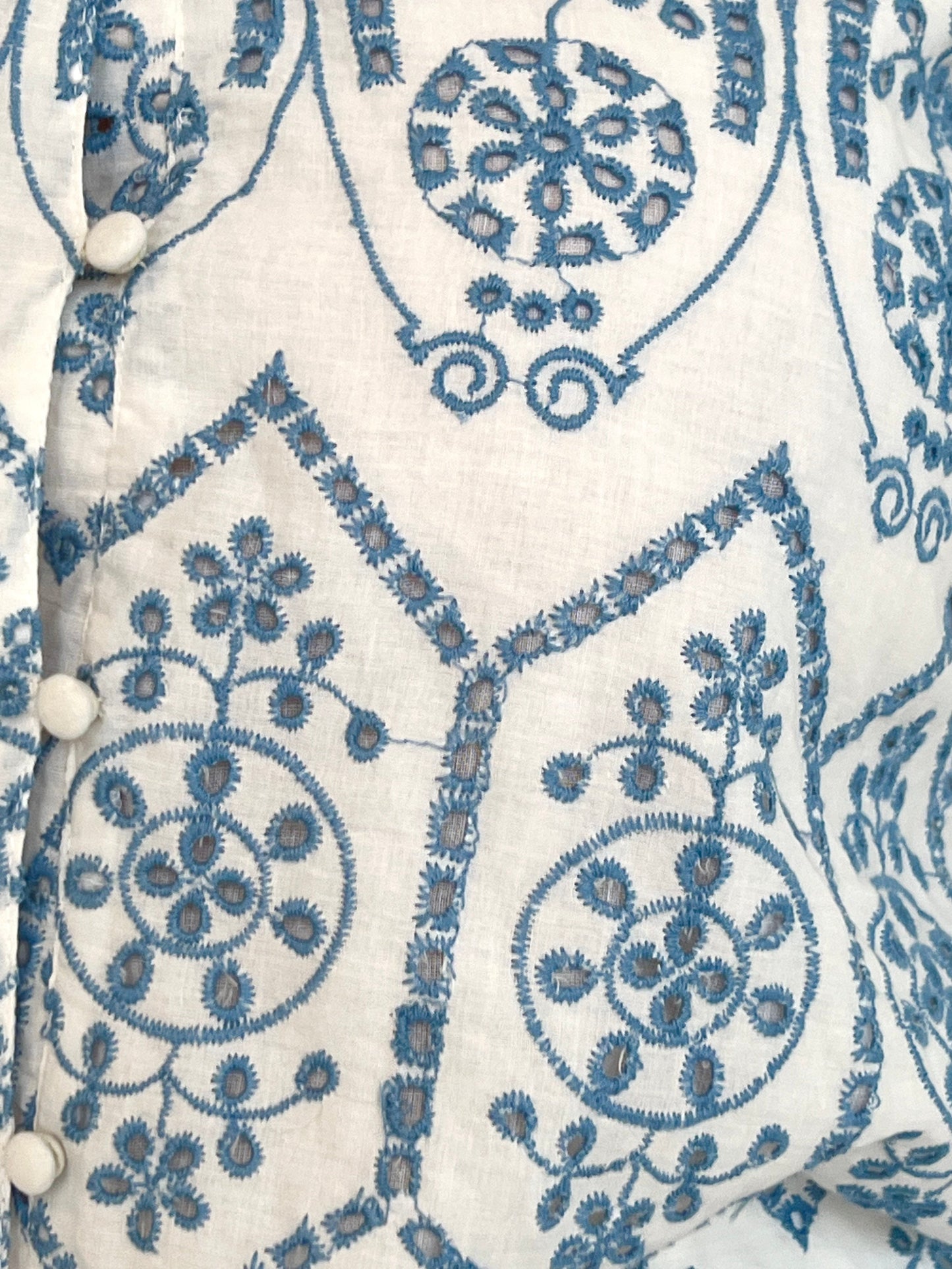 Camicetta Kate in cotone bicolore con scollo a V e ricamo sangallo