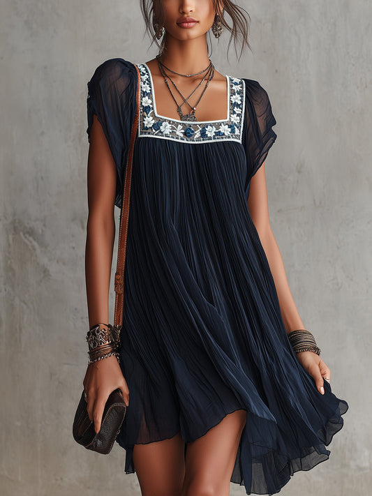 LUCIA™ | Abito Mini Plissettato Blu Navy con Fiori Ricamati