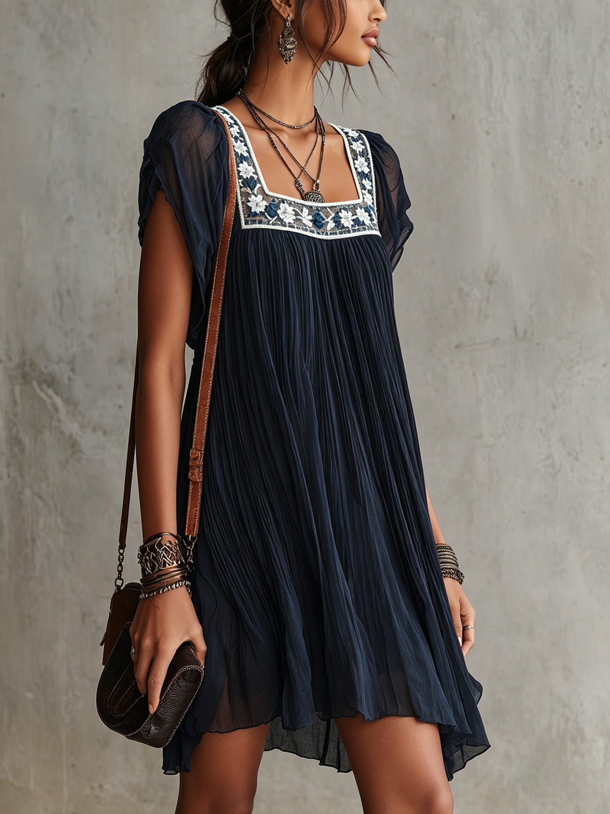 LUCIA™ | Abito Mini Plissettato Blu Navy con Fiori Ricamati