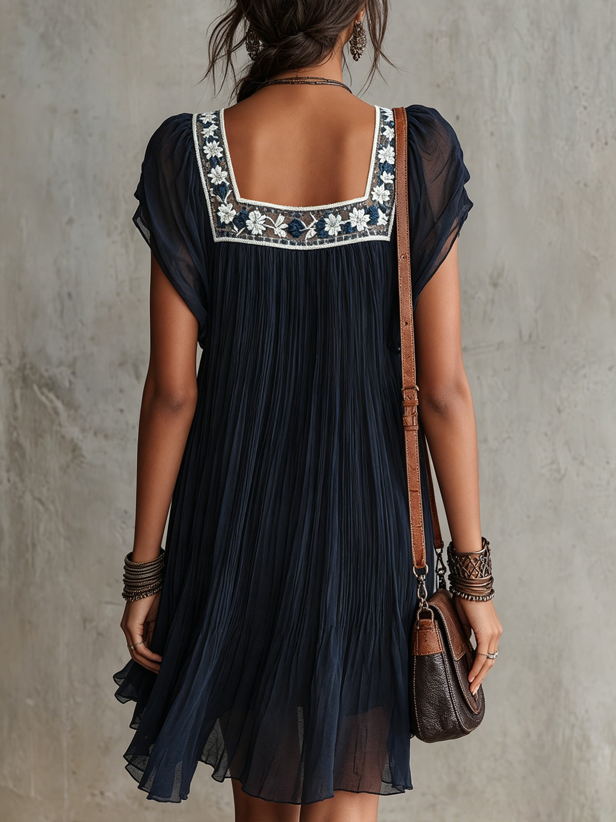 LUCIA™ | Abito Mini Plissettato Blu Navy con Fiori Ricamati