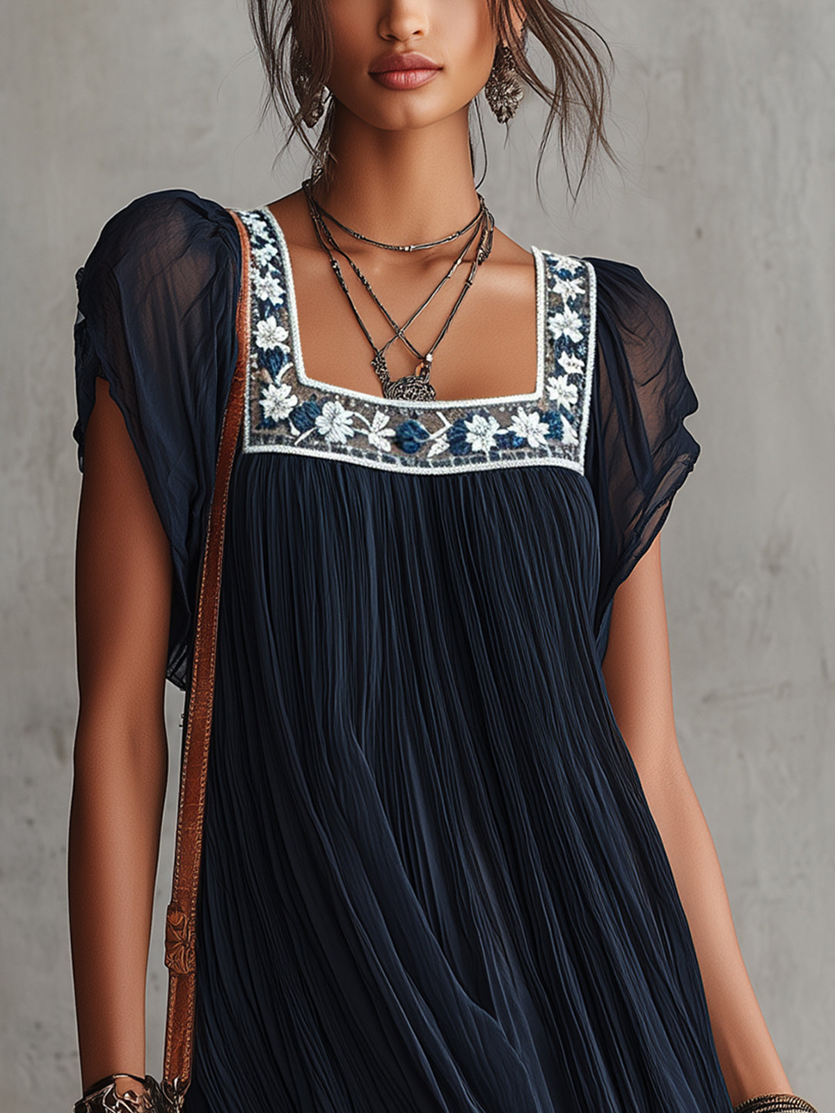 LUCIA™ | Abito Mini Plissettato Blu Navy con Fiori Ricamati