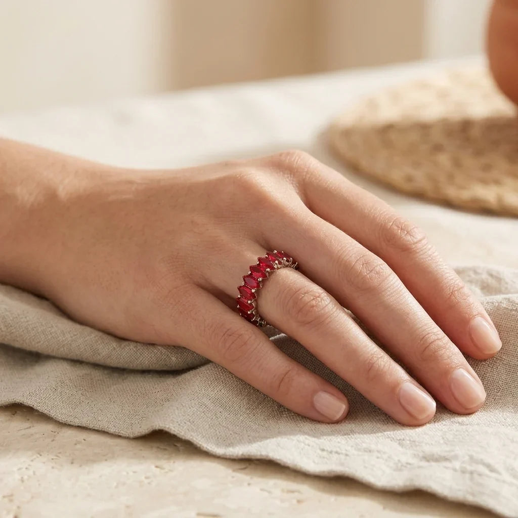 ALMA | Anello Dorato con Pietra Rossa