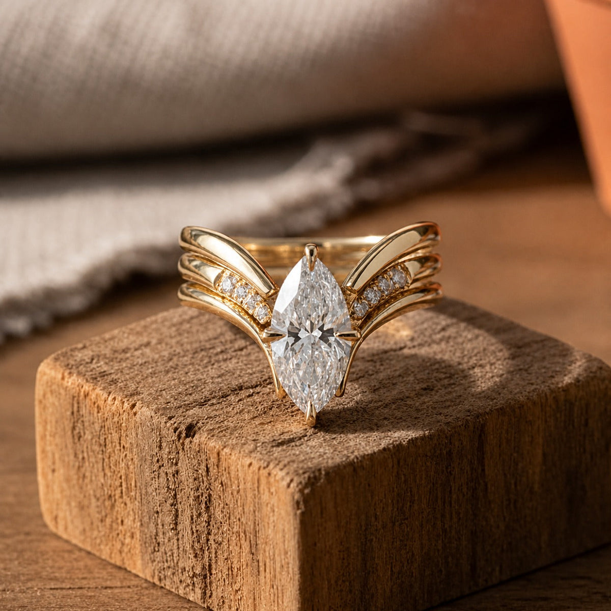 ESTER | Anello Dorato a Corona
