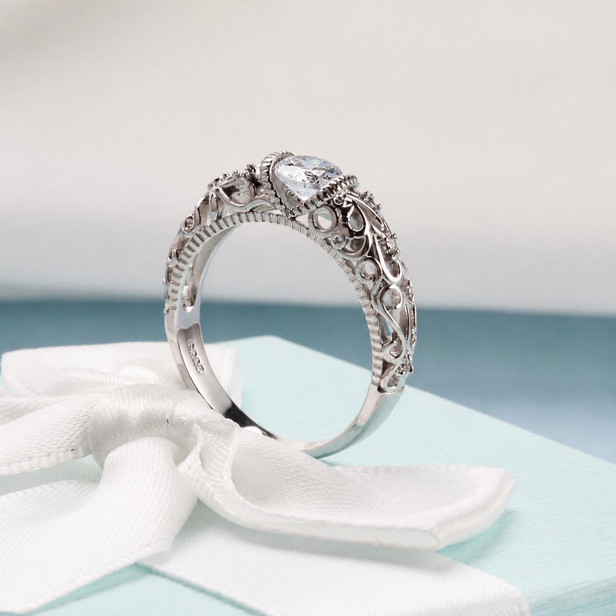 CLARA | Anello Argentato con Zirconi