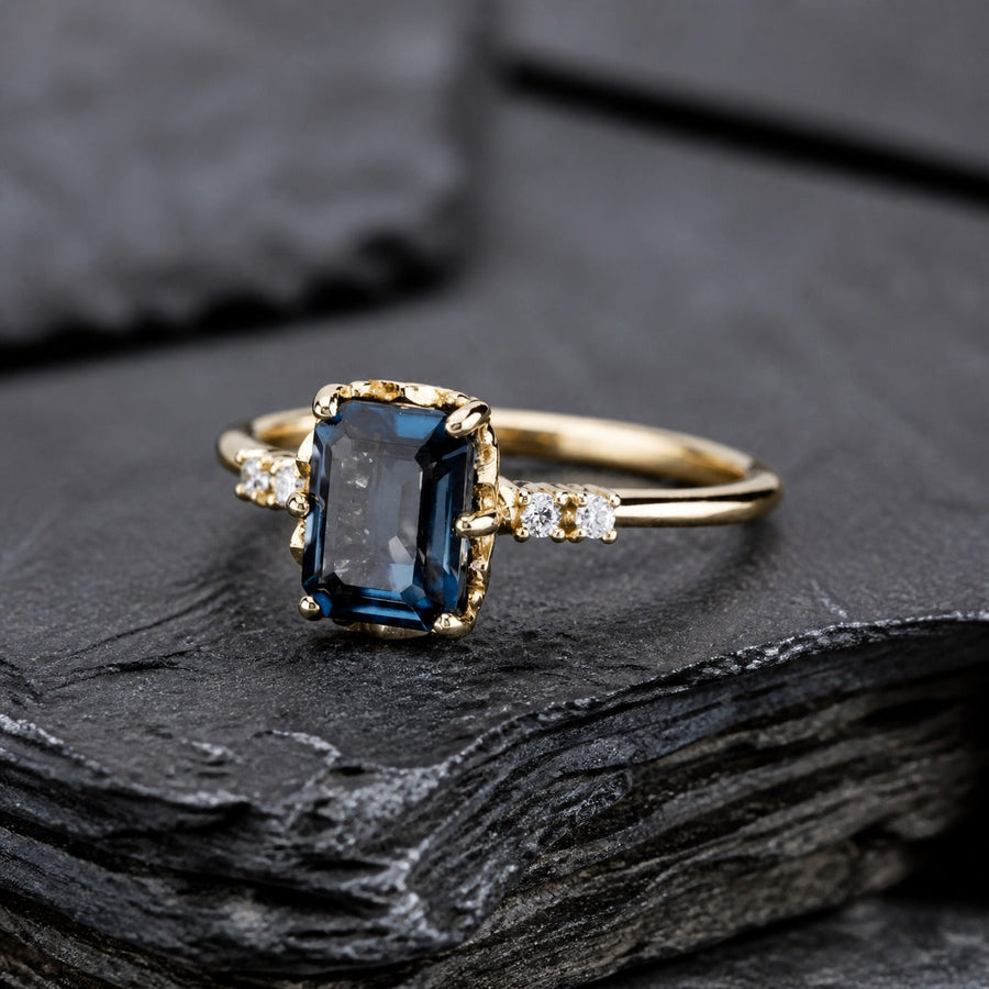 ADELE | Anello Dorato con Cristallo Blu